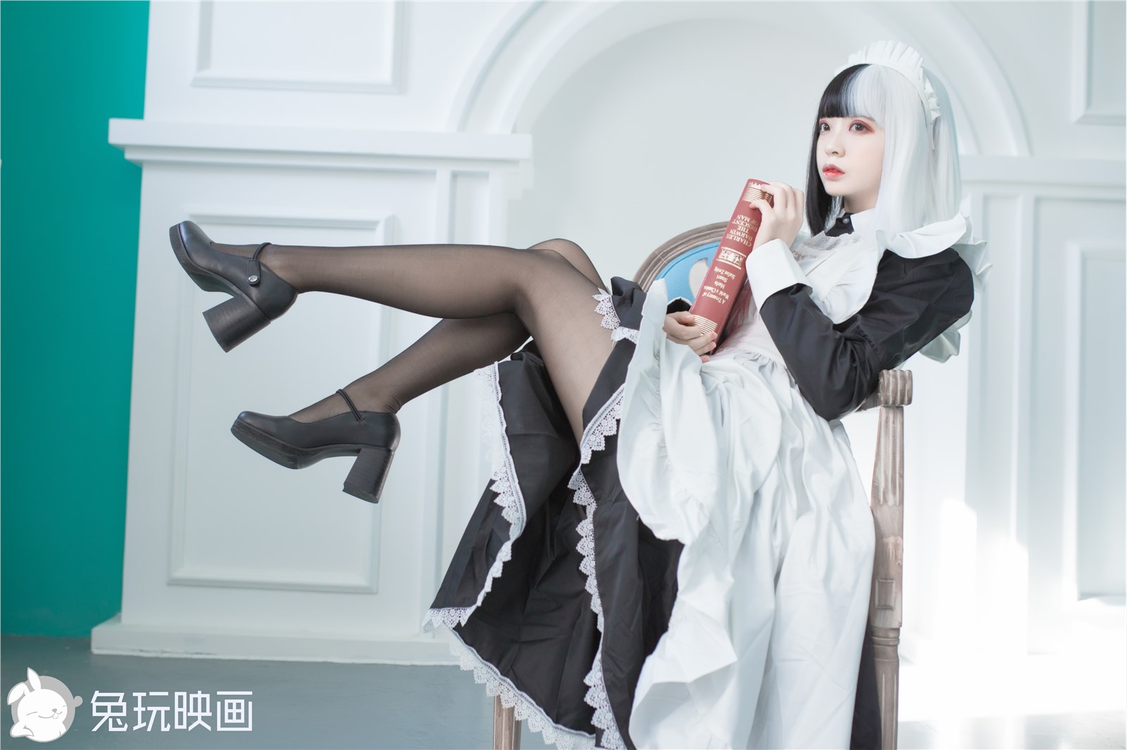 Rabbit Playing with Reflection VOL.073 Black and White Maid(14)